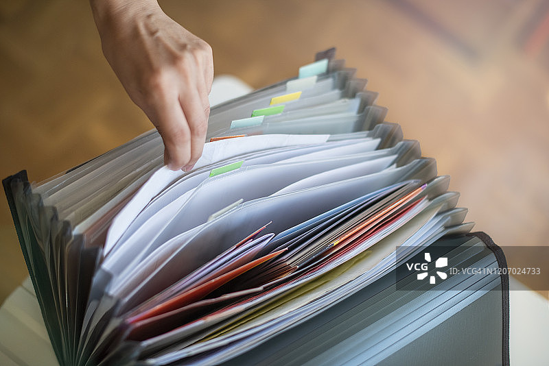 在文件夹和文件中寻找东西的女人图片素材