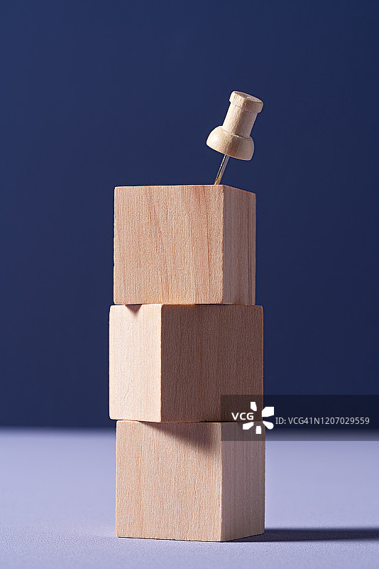 木质图钉钉在木块上图片素材