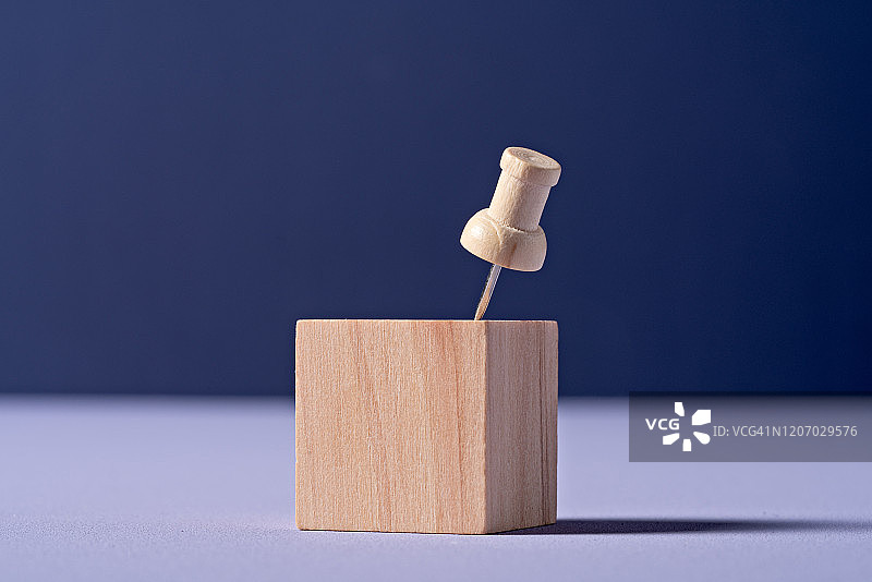 木质图钉钉在木块上图片素材