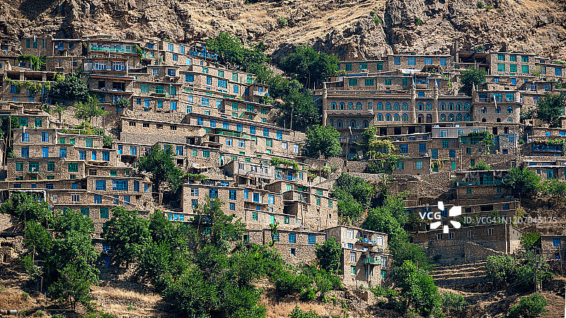 伊朗库尔德山区村庄的清真寺和房屋图片素材