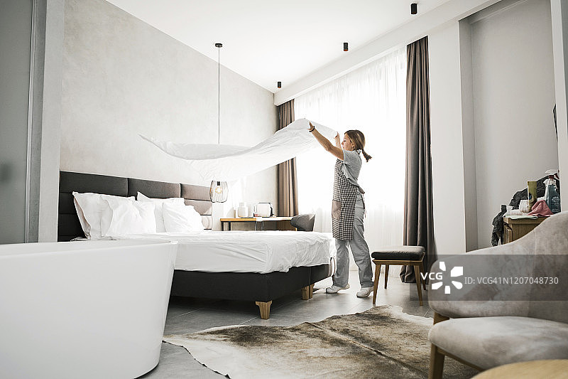 酒店女服务员整理床铺图片素材