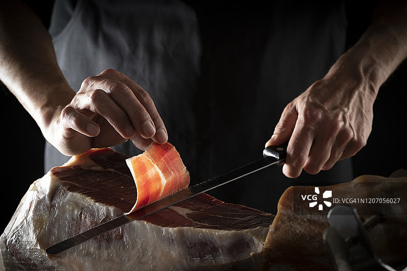 手工切伊比利亚塞拉诺火腿切片图片素材