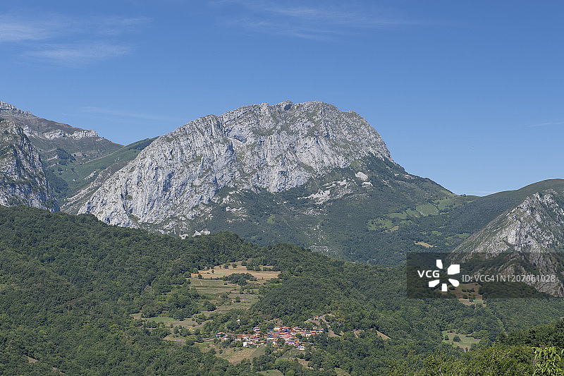 蓬加自然公园：坎塔布连山脉的山景图片素材