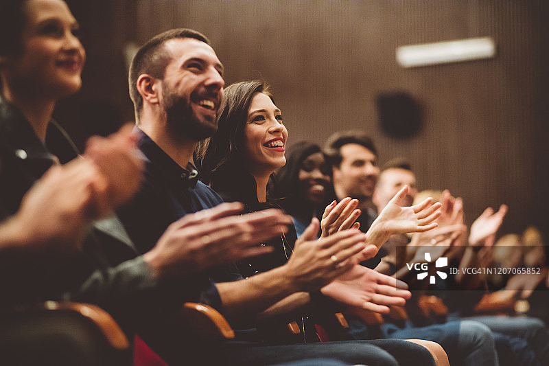 剧院里鼓掌的快乐观众图片素材