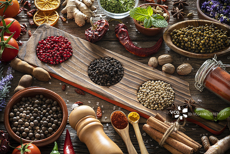 乡村木桌上的香料、香草与调味品图片素材