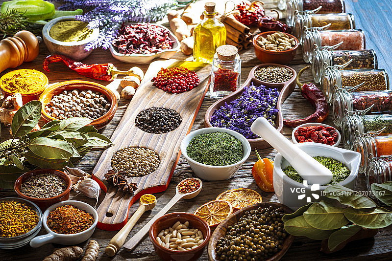 乡村木桌上的香料、香草与调味品图片素材