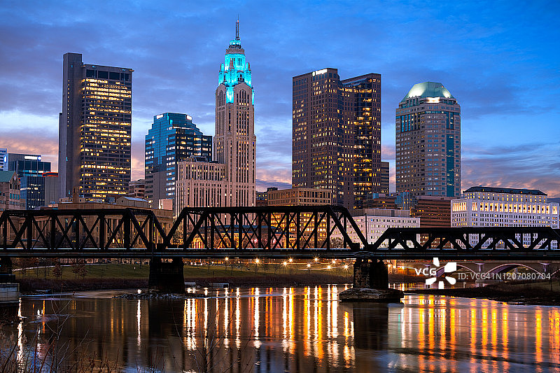 哥伦布日出铁路桥天际线，俄亥俄州，美国图片素材