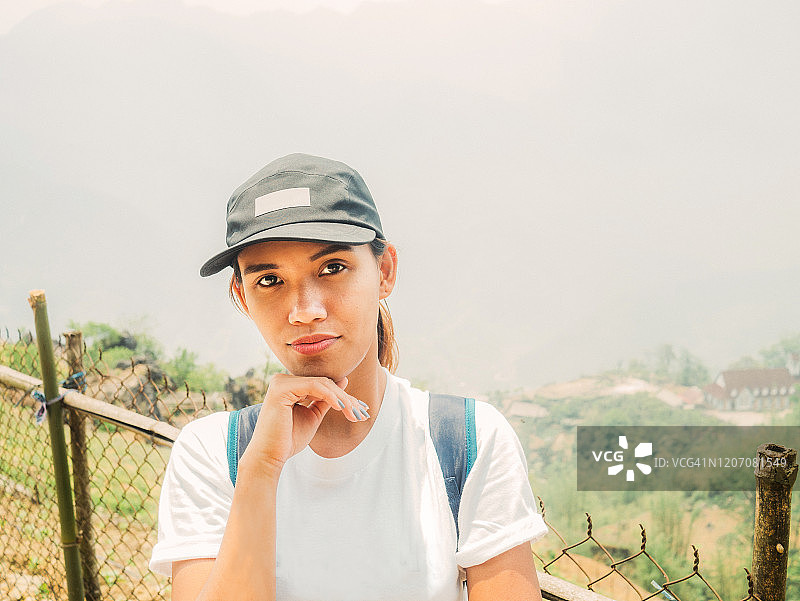 乡村环境中的年轻漂亮女子图片素材