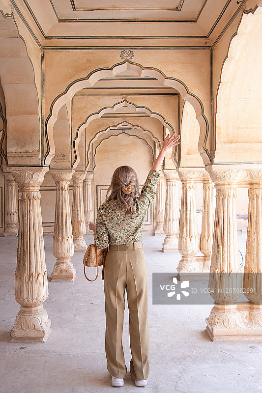 在印度拉贾斯坦邦斋浦尔堡的年轻女子肖像图片素材