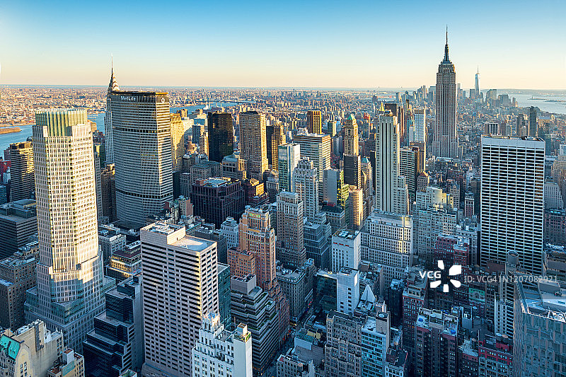 黄昏时分的纽约城市天际线航拍，美国图片素材