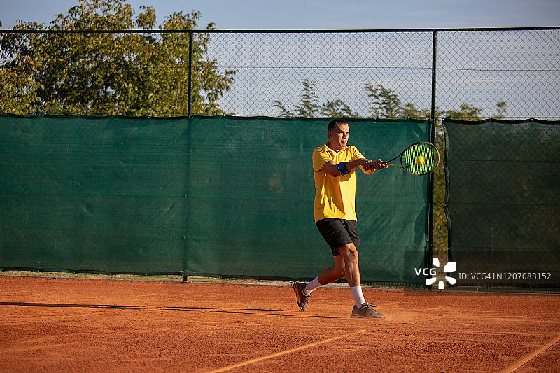 球场上的网球运动员图片素材