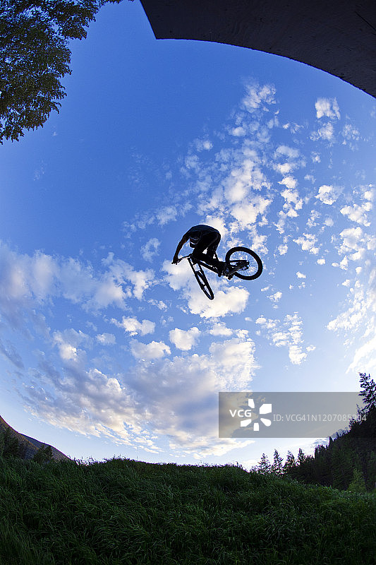 山地自行车跳跃图片素材