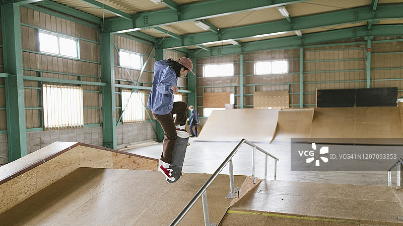 半空中的女性滑板运动员图片素材