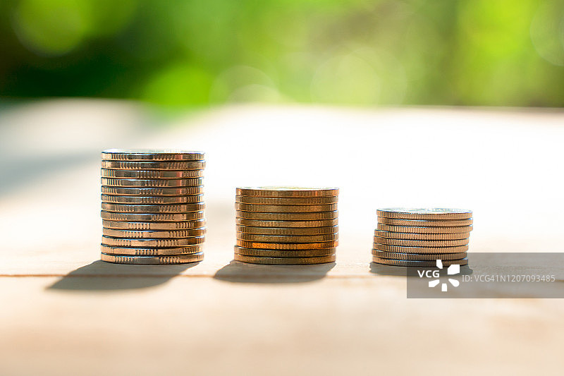 投资理财概念，木桌上的硬币堆叠图片素材