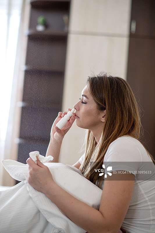 女人使用鼻腔喷雾图片素材