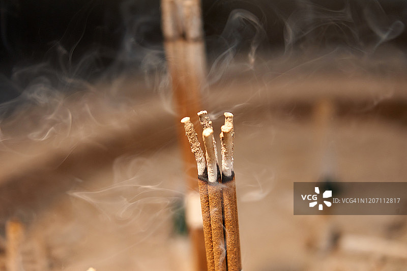 聚焦香薰与烟雾：日本文化象征图片素材