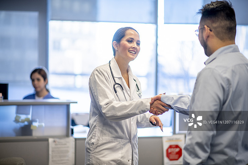 医生与患者握手图库照片图片素材