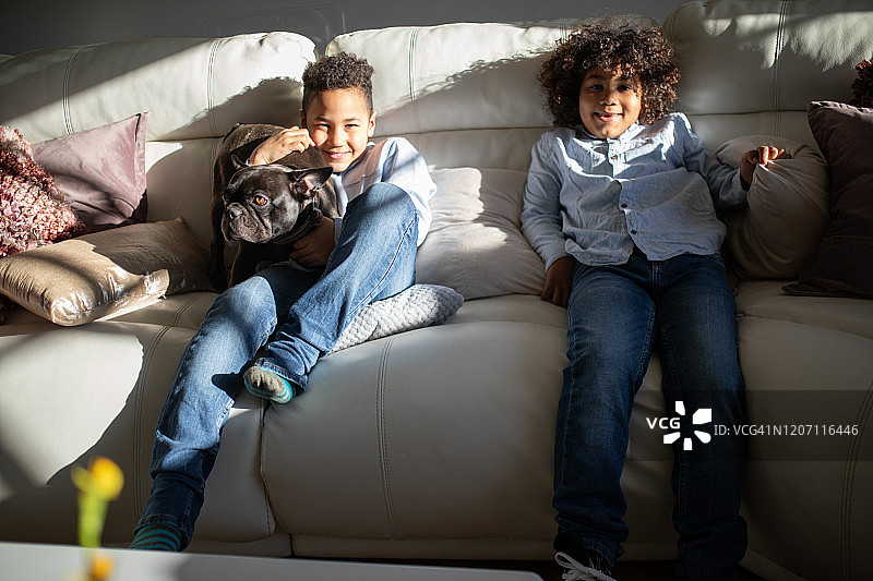 兄弟们坐在家里的沙发上图片素材
