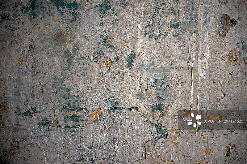 开裂破损的灰泥墙面，涂有白色油漆图片素材