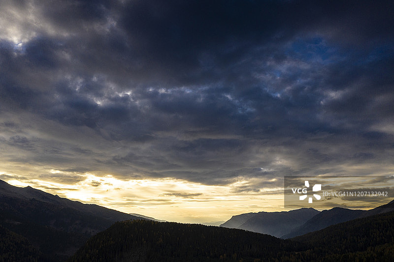 日落多洛米蒂山脉的云朵图片素材