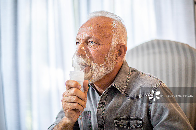 老年人正在接受吸入治疗图片素材