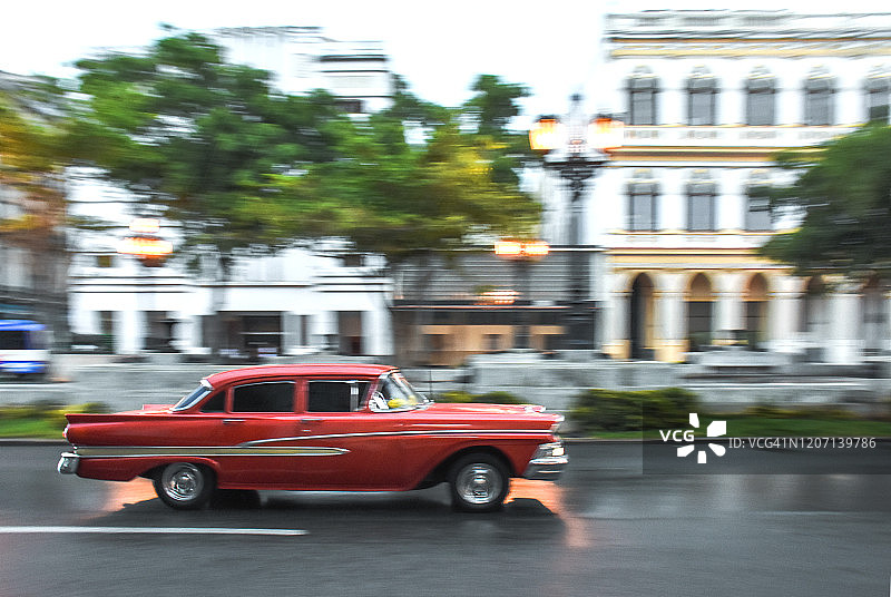 古巴哈瓦那老城红色老爷车摇拍照片图片素材