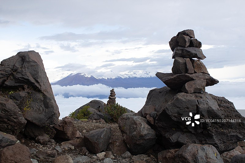 米斯蒂火山的Apachetas图片素材