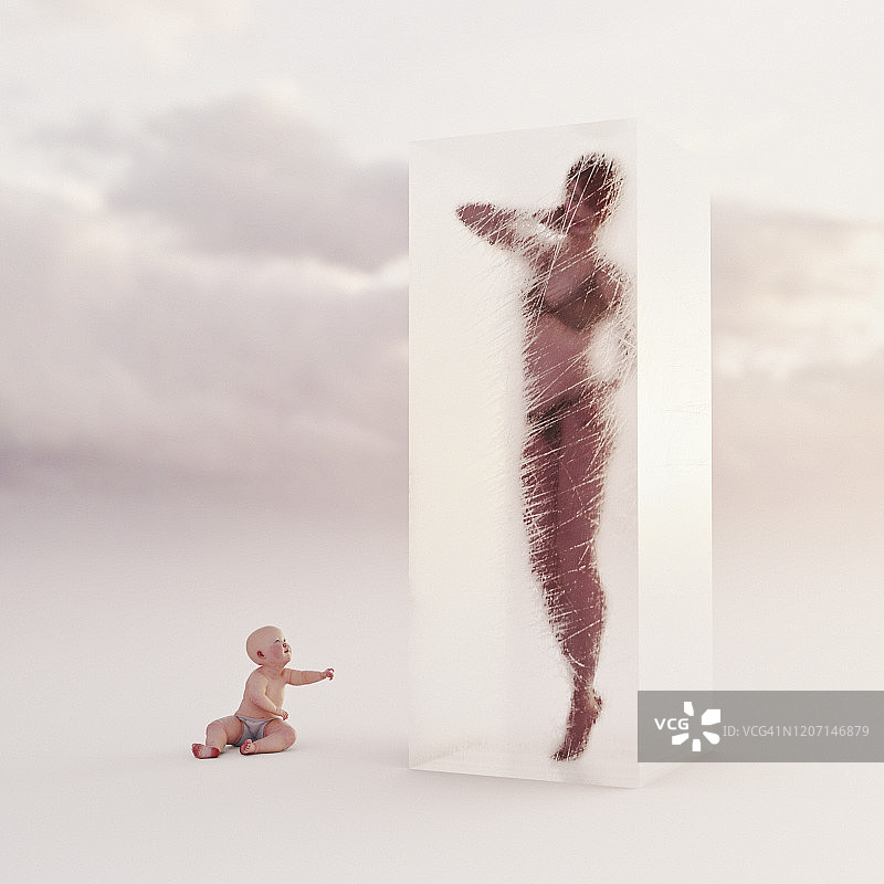 在玻璃立方体中与宝宝在地板上的母亲图片素材