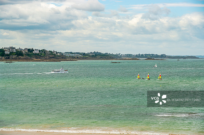 圣马洛海上的帆板图片素材