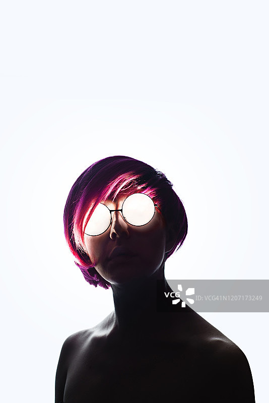 粉色头发年轻女孩剪影上的可怕闪亮眼镜，现实中的动漫概念图片素材