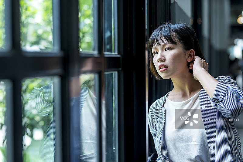 窗边的女学生图片素材