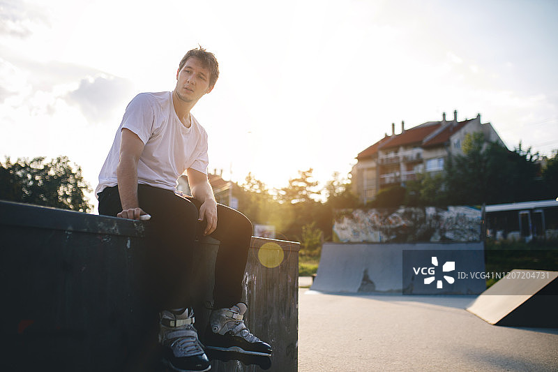 在滑板公园训练的滑板少年图片素材