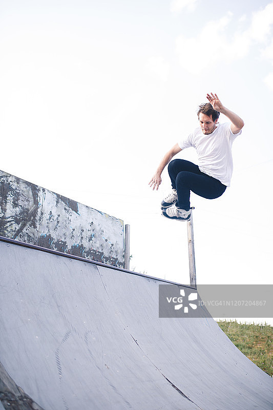 男子玩轮滑，从台座上跳跃图片素材