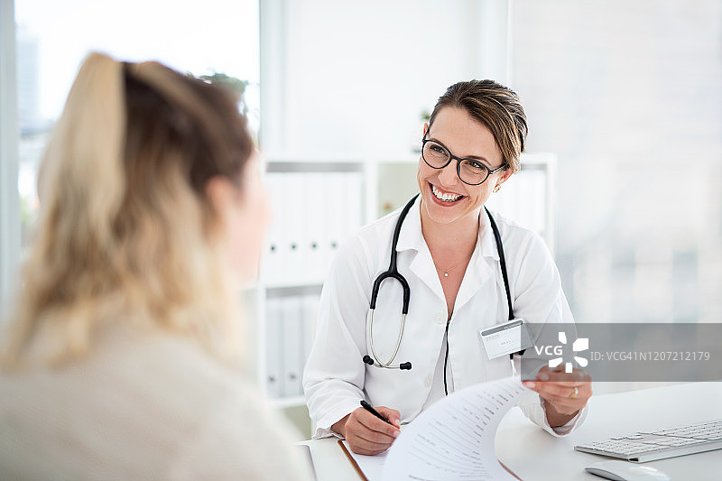 好医生也是好的倾听者图片素材