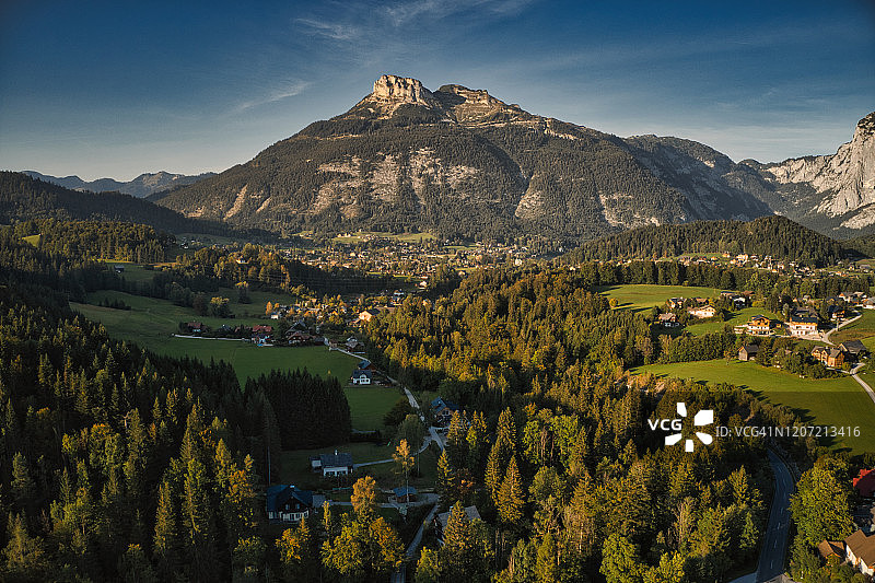 奥地利施蒂利亚州巴特奥塞乡村的无人机航拍日落图片素材