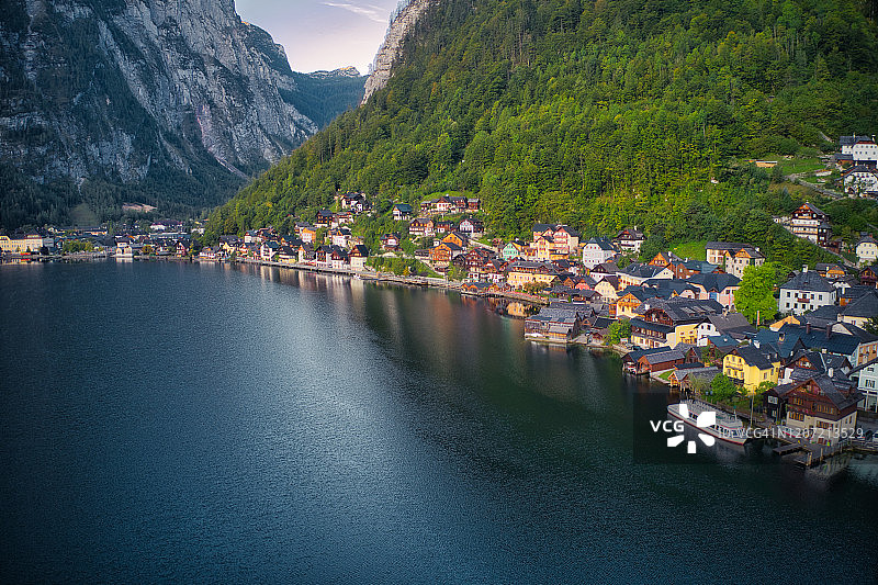 哈尔施塔特山村日出航拍景观，奥地利图片素材