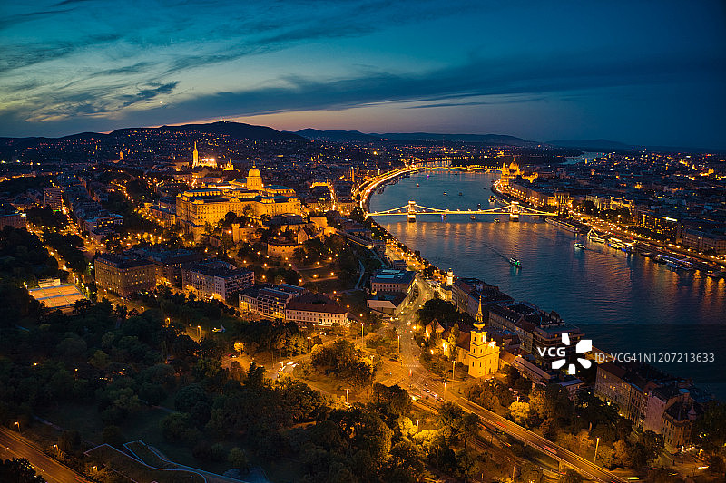 匈牙利布达佩斯城市天际线黄昏景色无人机航拍，地标性建筑布达皇宫在黄昏时被照亮图片素材