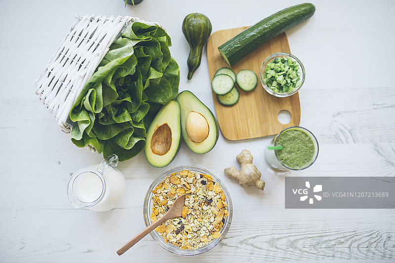 新鲜绿色排毒思慕雪与格兰诺拉早餐图片素材