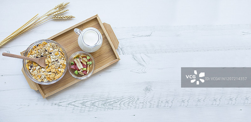 含干果的格兰诺拉早餐图片素材