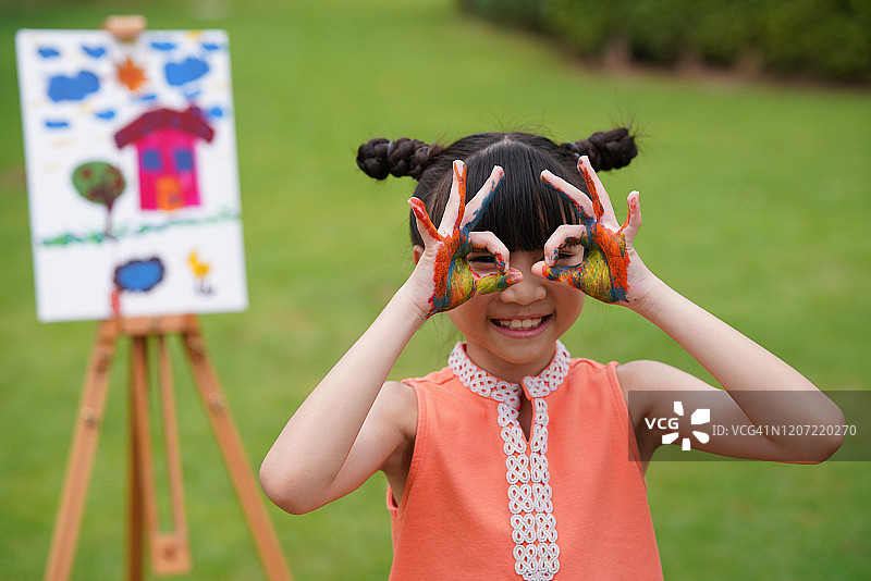 绘画和手持眼镜的女孩图片素材