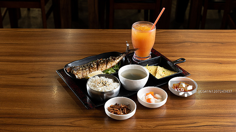 韩式套餐：鲭鱼与韩式小菜图片素材