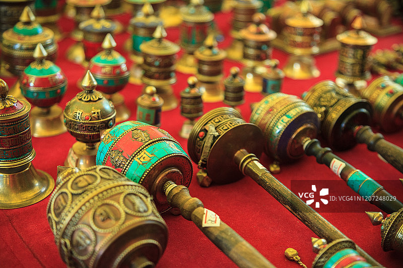 待售的嘛呢转经筒图片素材