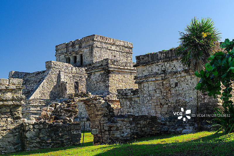 图卢姆城堡金字塔，前哥伦布时期玛雅城墙遗址，位于墨西哥金塔纳罗奥州加勒比海的尤卡坦半岛图片素材