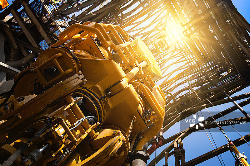 用于海上油气生产的钻井设备图片素材