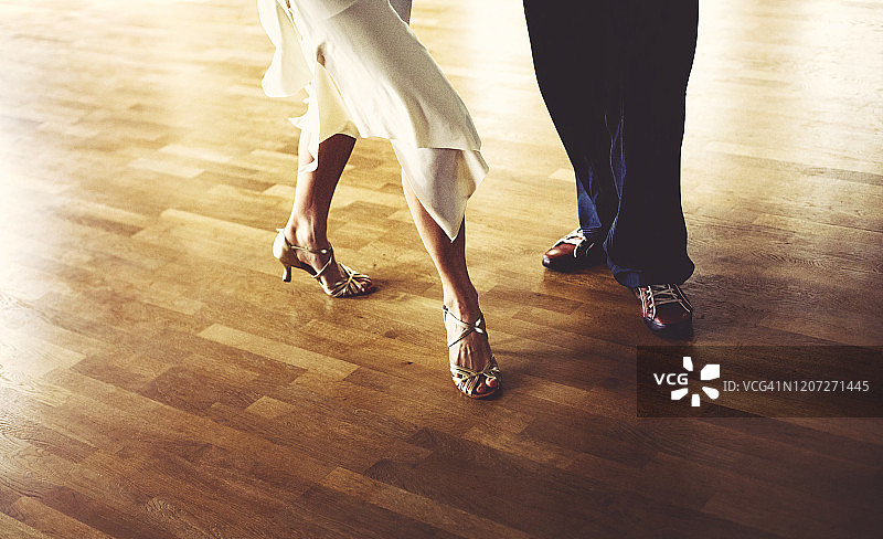 在灯光舞厅里跳舞的夫妇图片素材