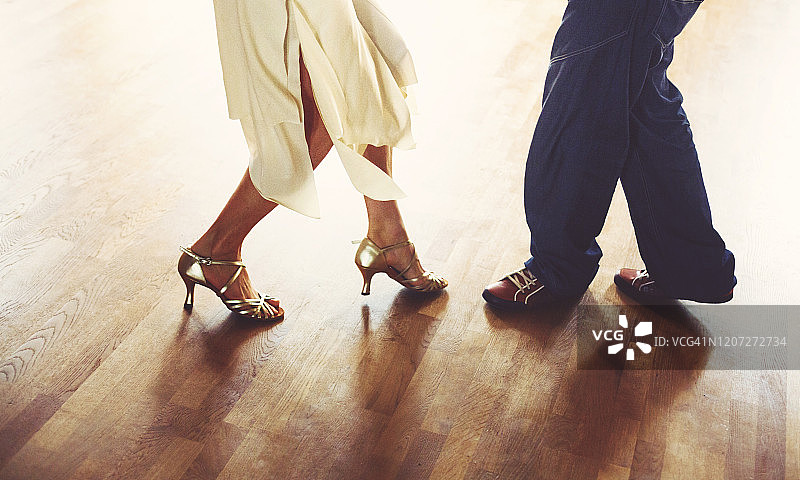 在灯光舞厅里跳舞的夫妇图片素材