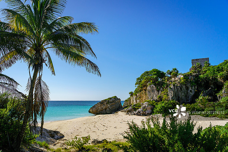 海滩与埃尔卡斯蒂略金字塔的海边墙，位于墨西哥金塔纳罗奥州加勒比海尤卡坦半岛的前哥伦布时期玛雅城图卢姆遗址图片素材