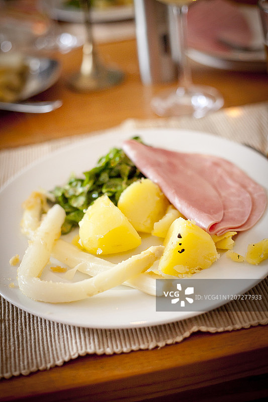 火腿芦笋卷水煮土豆图片素材