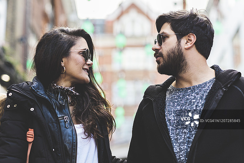 幸福情侣在街上散步图片素材