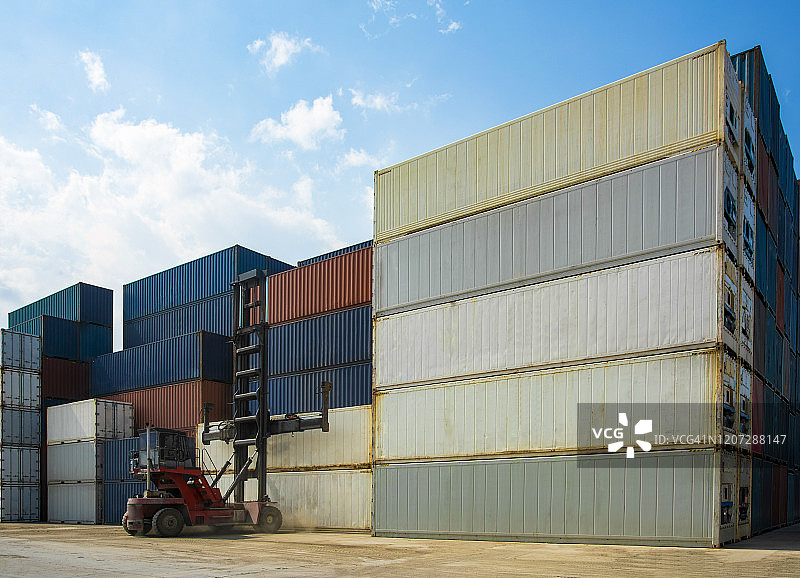 集装箱港口：起重机将集装箱装载到物流卡车上，用于出口图片素材